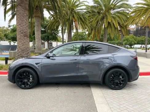 Used 2024 Tesla Model Y Long Range AWD/4WD image 5