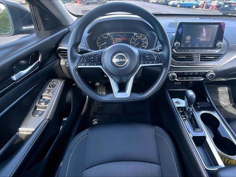 Used 2024 Nissan Altima 2.5 SV FWD image 5