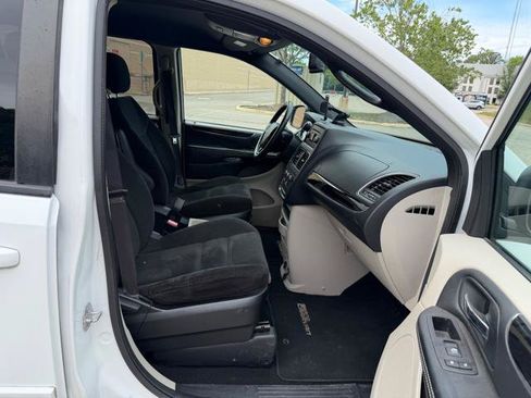 Used 2016 Dodge Grand Caravan SE FWD image 10