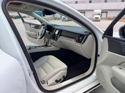 Used 2021 Volvo S60 T5 Momentum FWD image 25