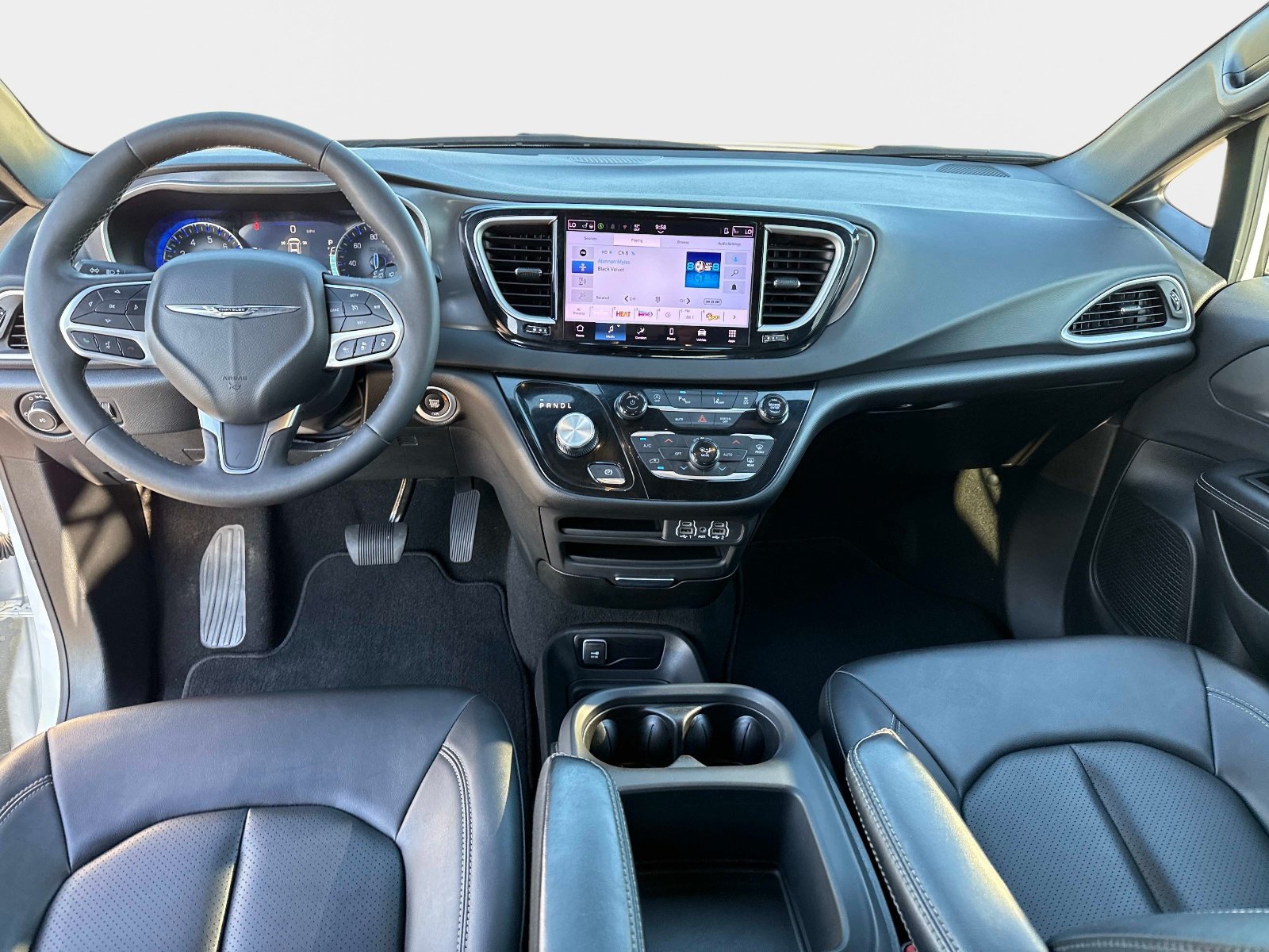 Used 2025 Chrysler Pacifica Select FWD image 16
