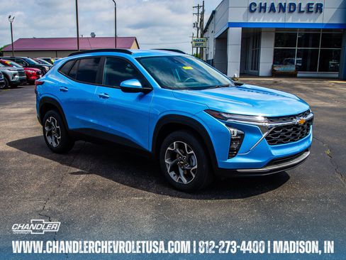 Used 2025 Chevrolet Trax LT FWD image 1