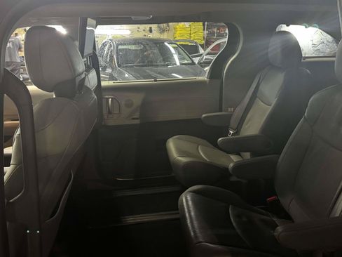 Used 2023 Toyota Sienna Limited AWD/4WD image 11