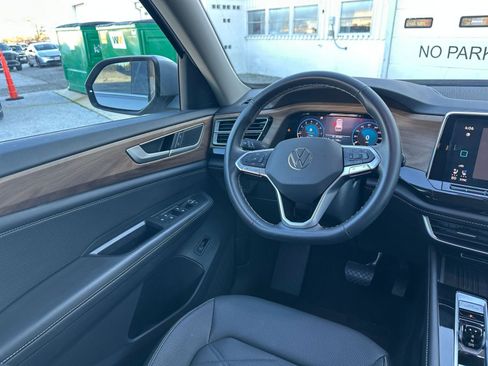 Used 2025 Volkswagen Atlas SE image 34