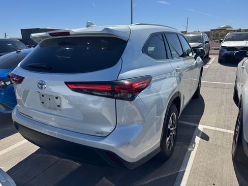 Used 2022 Toyota Highlander XLE image 4