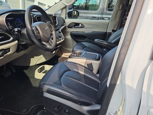 Used 2024 Chrysler Pacifica Touring-L image 6