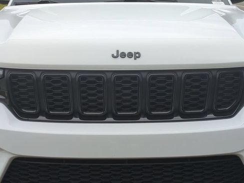 Used 2023 Jeep Grand Cherokee Altitude AWD/4WD image 24