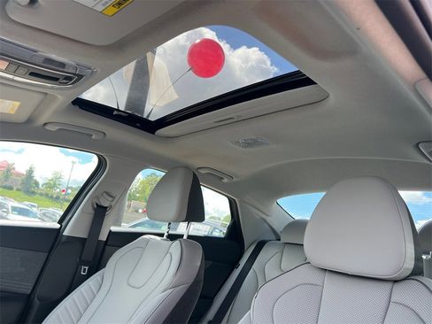 Used 2025 Hyundai Elantra Limited image 32