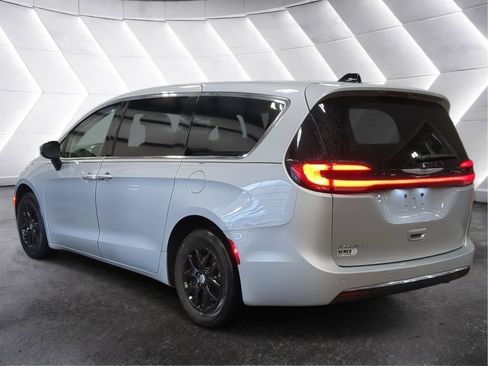 Used 2024 Chrysler Pacifica Touring-L FWD image 5