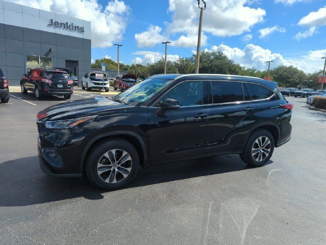 Used 2022 Toyota Highlander XLE FWD image 13