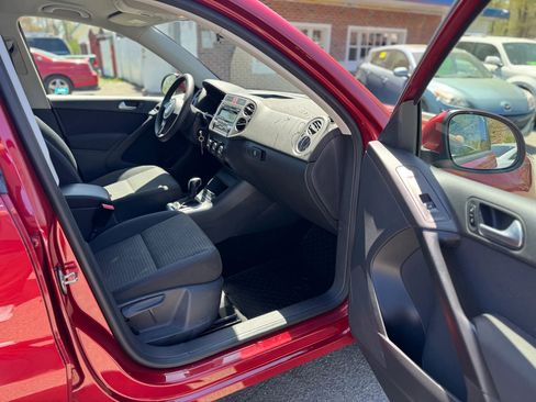 Used 2011 Volkswagen Tiguan S image 12