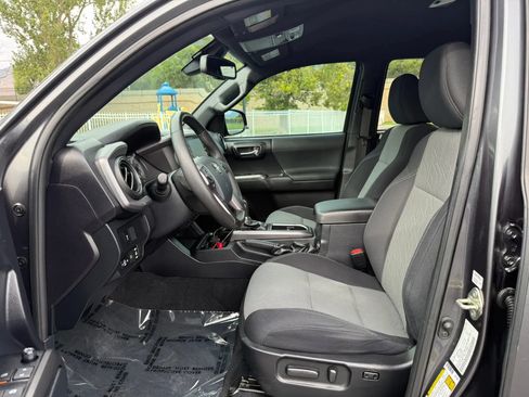 Used 2020 Toyota Tacoma TRD Sport w/ Technology Package AWD/4WD image 13