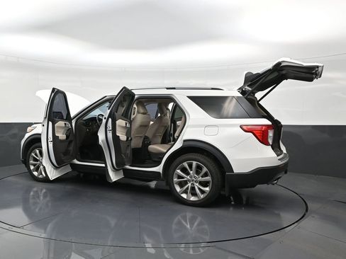 Used 2022 Ford Explorer Platinum w/ Equipment Group 601A AWD/4WD image 31