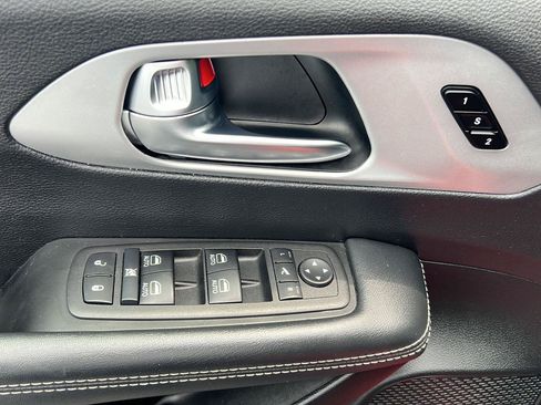 Used 2025 Chrysler Pacifica Limited FWD image 26