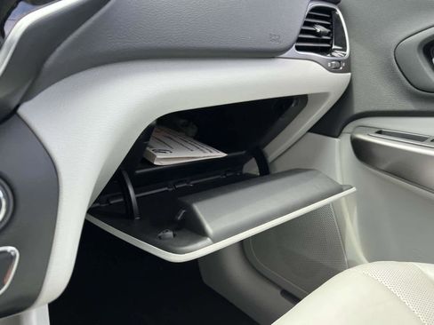 Used 2019 Jeep Cherokee Limited image 32