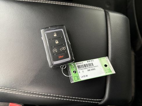 Used 2023 Jeep Grand Cherokee Limited w/ Black Appearance Package image 12