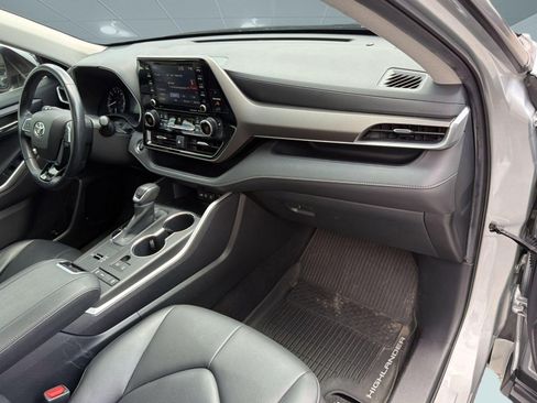 Used 2020 Toyota Highlander XLE FWD image 31