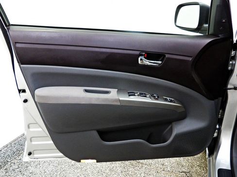 Used 2005 Toyota Prius w/ Pkg 6 FWD image 7