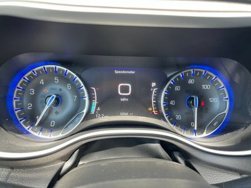 Used 2022 Chrysler Pacifica Touring-L w/ Uconnect Theater Family Group FWD image 10