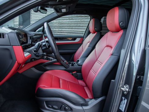 Certified 2026 Porsche Cayenne AWD/4WD image 5