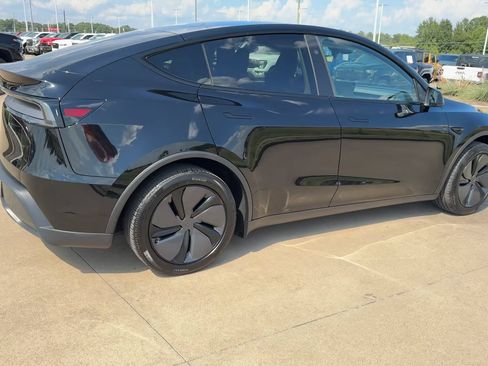 Used 2026 Tesla Model Y Long Range RWD image 9