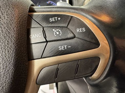 Used 2014 Jeep Grand Cherokee Overland AWD/4WD image 16