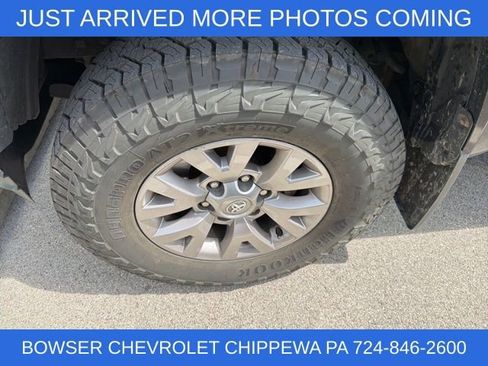 Used 2017 Toyota Tacoma SR5 w/ SR5 Appearance Package (SM) AWD/4WD image 2