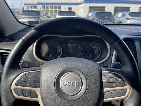 Used 2018 Jeep Cherokee Latitude w/ Altitude Package AWD/4WD image 18