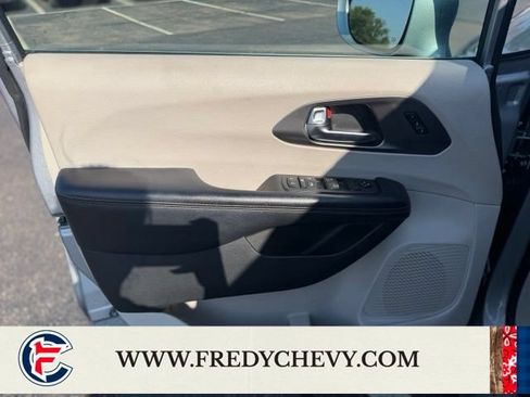 Used 2020 Chrysler Pacifica Touring-L FWD image 18