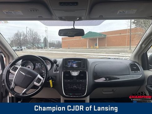 Used 2016 Chrysler Town & Country Touring image 13