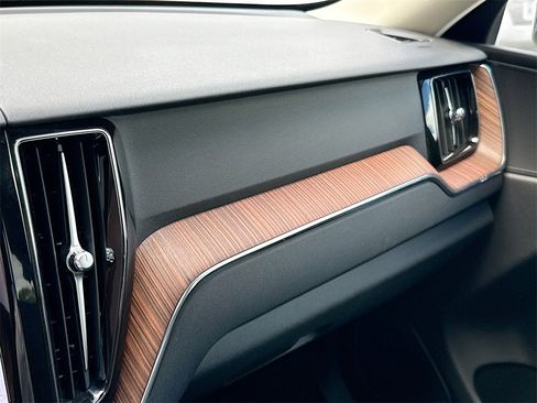 Used 2023 Volvo XC60 B5 Plus image 22