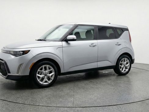 Used 2025 Kia Soul LX w/ LX Technology Package FWD image 2