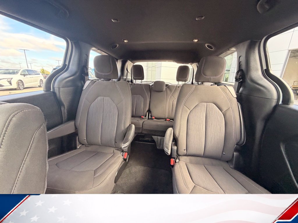 Used 2024 Chrysler Pacifica Touring FWD image 15
