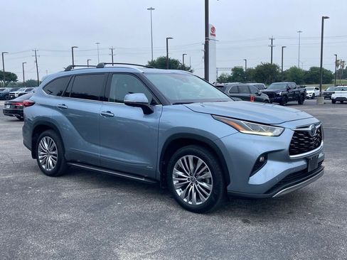 Used 2023 Toyota Highlander Platinum AWD/4WD image 3