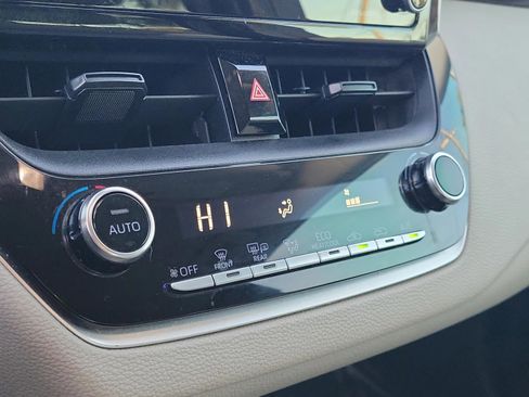 Used 2021 Toyota Corolla LE image 27