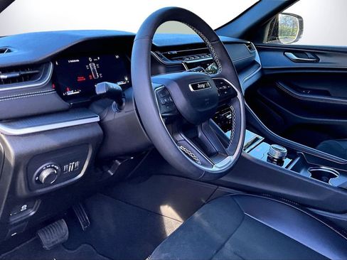 Certified 2025 Jeep Grand Cherokee Altitude image 18