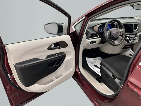 Used 2017 Chrysler Pacifica Touring w/ Tire & Wheel Group image 9