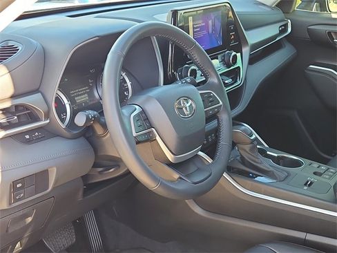 Used 2024 Toyota Highlander XLE image 14