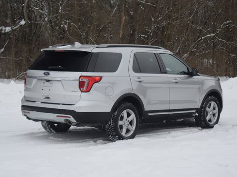 Used 2017 Ford Explorer XLT w/ Equipment Group 201A image 27