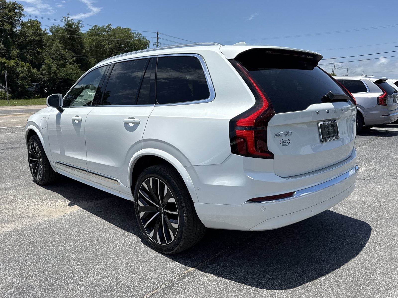 New 2026 Volvo XC90 T8 Plus w/ Protection Package Premier AWD/4WD image 3