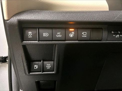 Used 2024 Toyota Sienna Platinum image 32