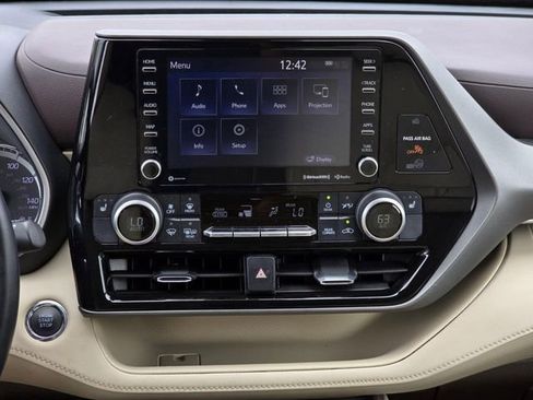 Used 2022 Toyota Highlander XLE image 31