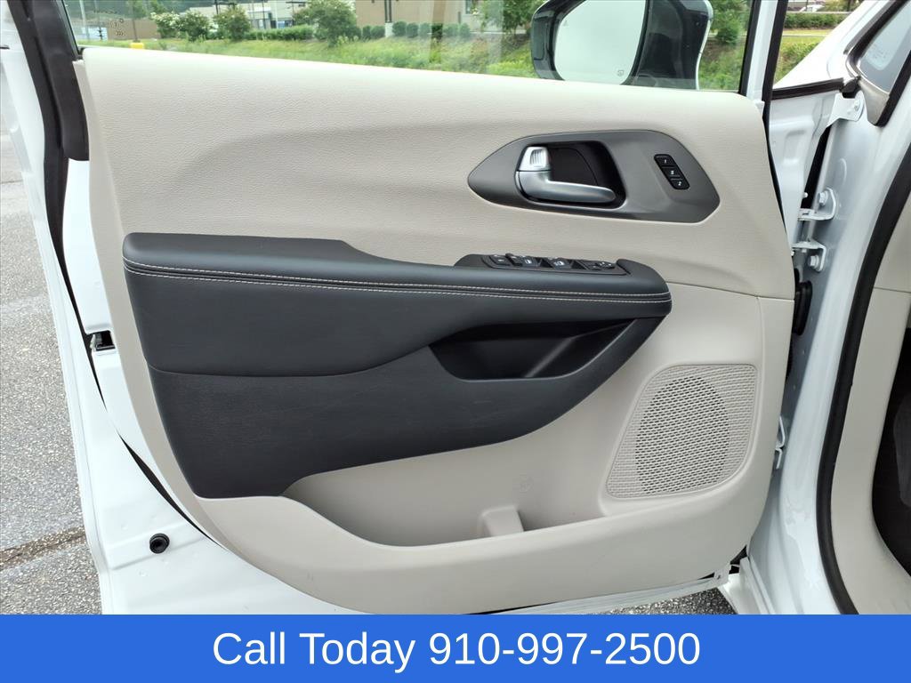 Used 2024 Chrysler Pacifica Touring-L FWD image 11