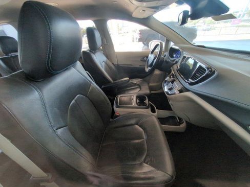 Used 2021 Chrysler Pacifica Touring-L FWD image 4