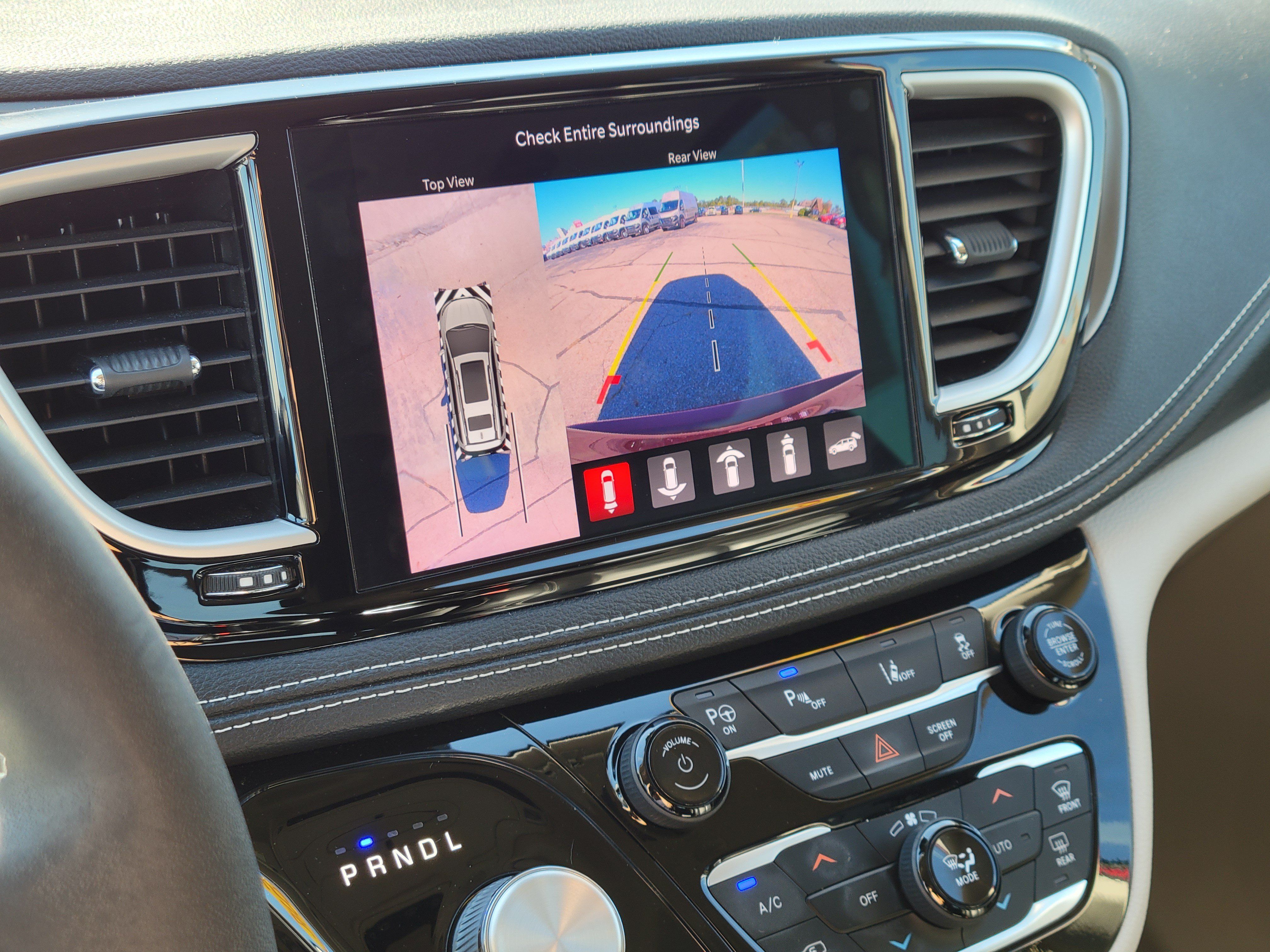 Used 2023 Chrysler Pacifica Touring-L FWD image 20
