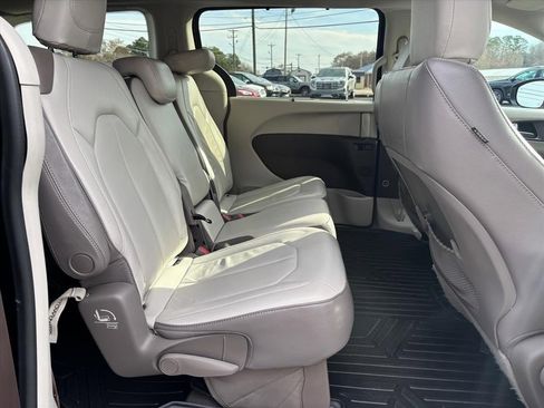 Used 2017 Chrysler Pacifica Touring-L image 12