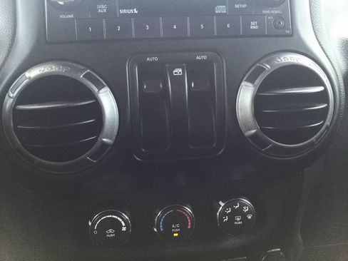 Used 2018 Jeep Wrangler Sport AWD/4WD image 28