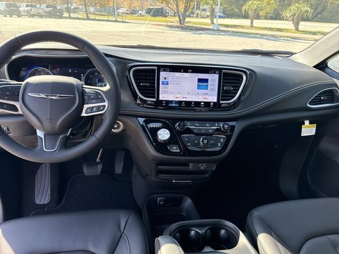 New 2026 Chrysler Pacifica Select image 17