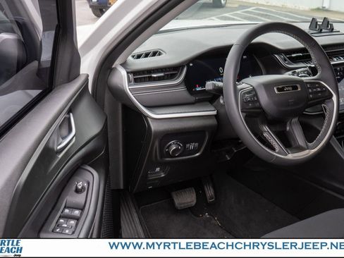 Certified 2023 Jeep Grand Cherokee Laredo image 15