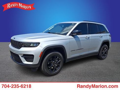 Used 2024 Jeep Grand Cherokee Altitude RWD image 1